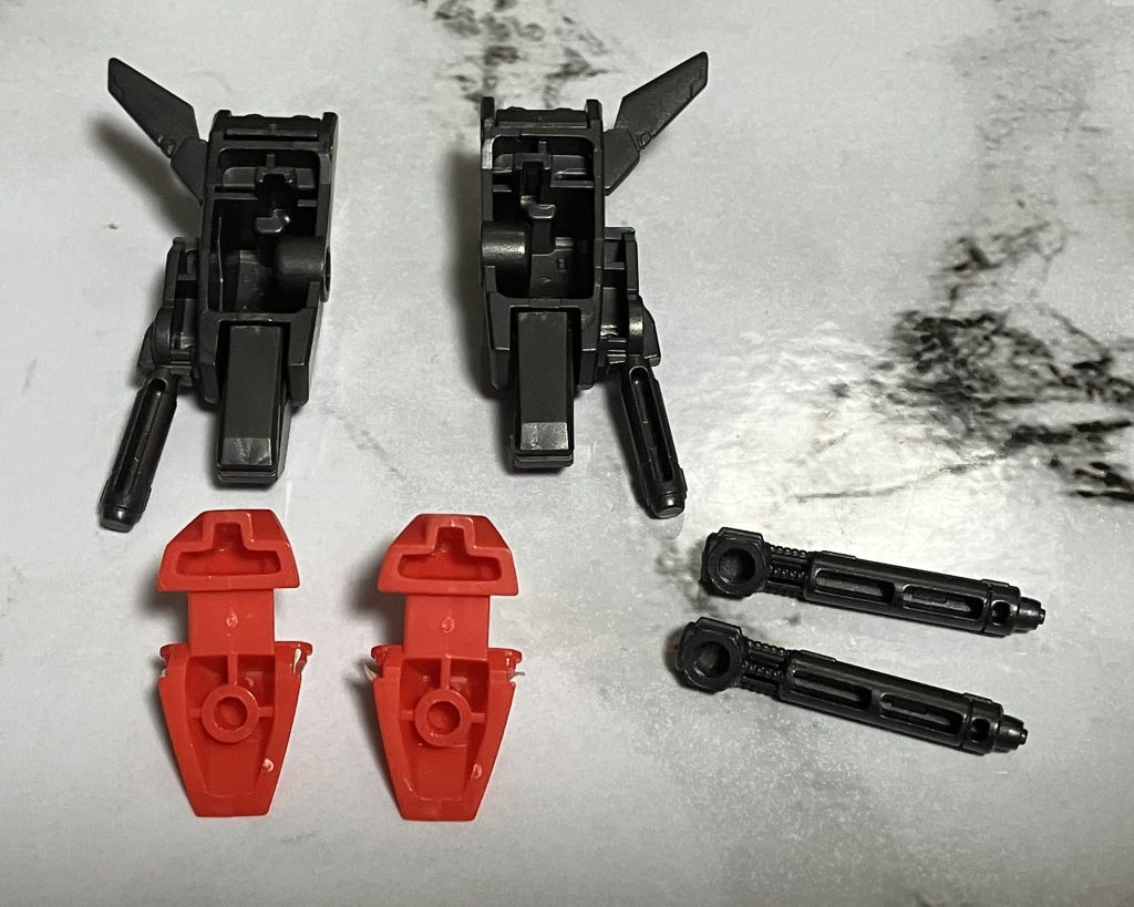 肉抜き穴をパテで埋めましたが、ここに落とし穴…バックパックの大きな肉抜きを埋めたことで背面が重くなり、自立が困難になってしまいました（振動等でよく転びます）