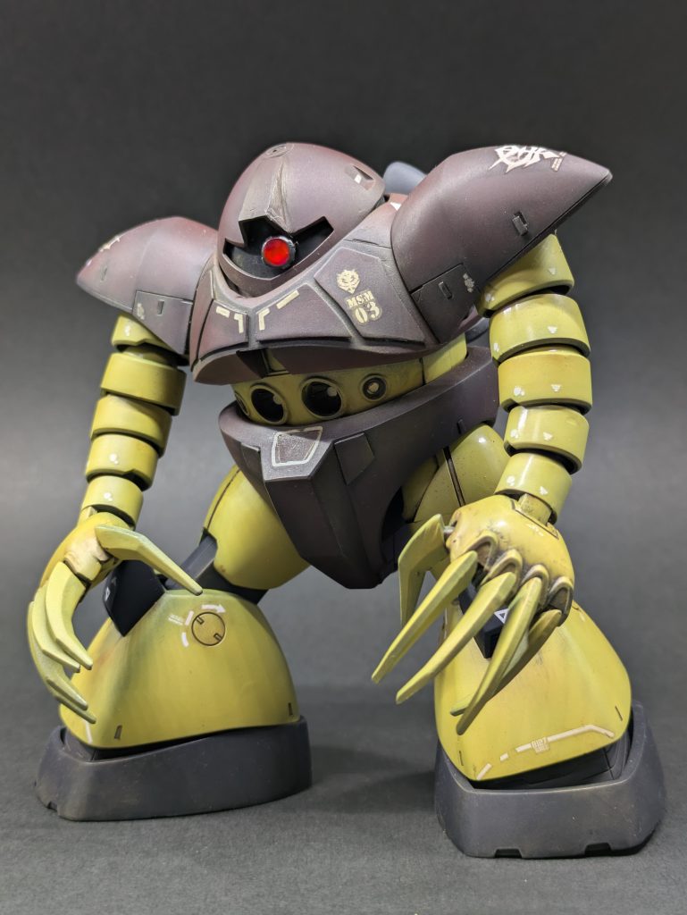 頭部 あごを引ける様に改造しました。&nbsp; &nbsp; &nbsp; &nbsp; &nbsp;モノアイを裏から磁石で固定して自由 &nbsp; &nbsp; &nbsp; &nbsp; &nbsp; &nbsp; に動かせる仕様にしました。胸部ゴッグの装甲の頑丈さを強調するためにプラバンで厚みを持たせました。&nbsp;腕部ズゴックのパーツを使って１関節増設いたしました。脚部太ももを３ミリ短縮加工いたしめした。