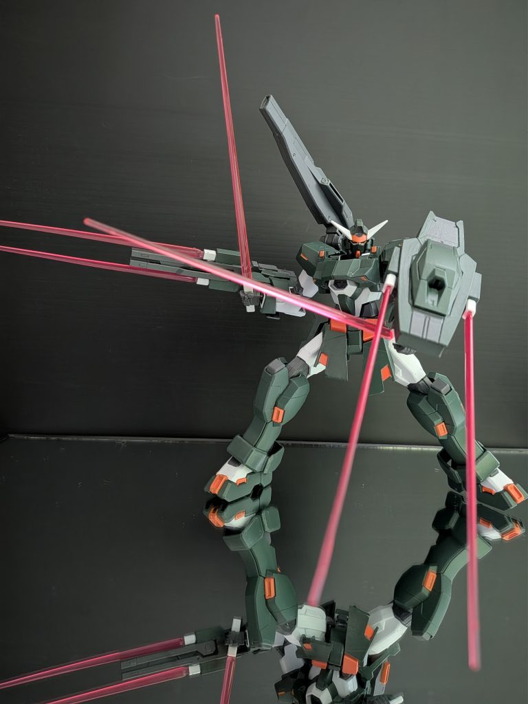 両手の武器と腰にそれぞれ2本ずつビームサーベルがあるので、やけくそ格闘ブンブンも出来そう…盾の見えている穴からもきっと出せますねこれ