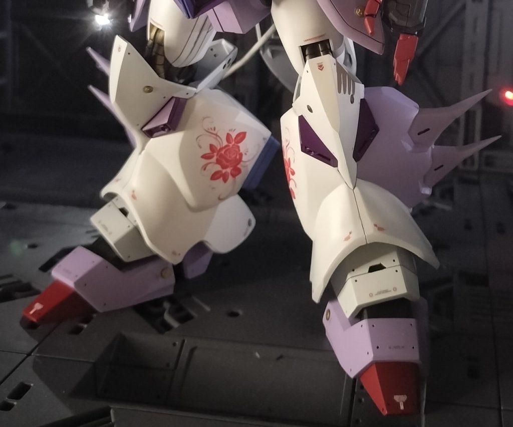 マシュマーが好きな バラをイメージした棘棘を追加足には薔薇のデカールを作り貼り付けました 。