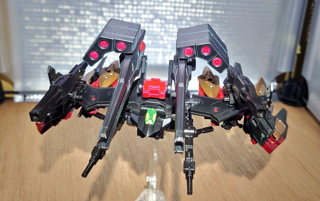 こちらはVコマンドクアンタの支援機兼バックパックの機体名はV(ヴァンガード)フォースワンとなってます、30mmやビルドパーツを組み合わせて作った大型支援機ですね…本体よりも大きく重いですw設定としてミノフスキードライブ搭載された機体となっております。