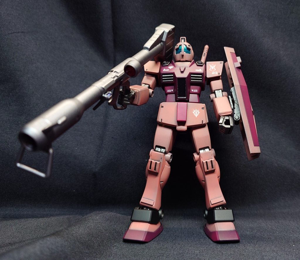 キャスバル専用ガンダムのカラーリングを参考に赤いジムを製作しました。トップコートはつや消し仕上げとしました。このカラーリングになると途端に強そうに見えるのは私だけでしょうか?(gundam-kao5)(zaku-kao4)