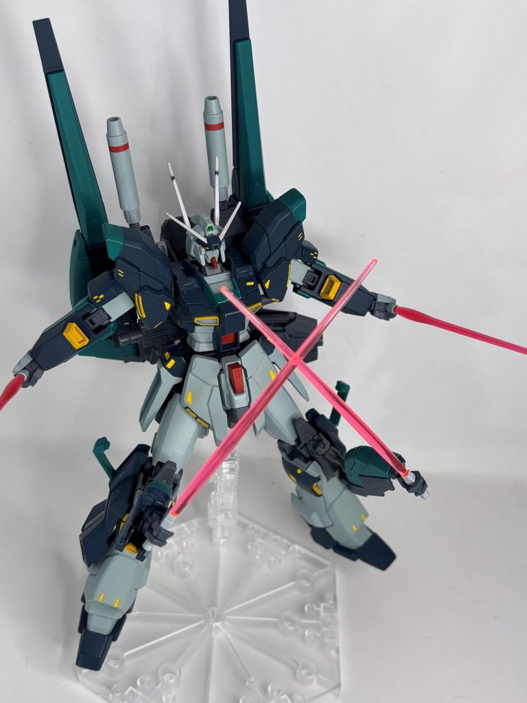 膝ユニットにはマイクロミサイルを内蔵するほか、隠し腕と専用ビーム―ベルを装備している。また、脚部ユニットにもビームサーベルを1対装備。思い付きでやってみたらいい感じになったヤツその2。