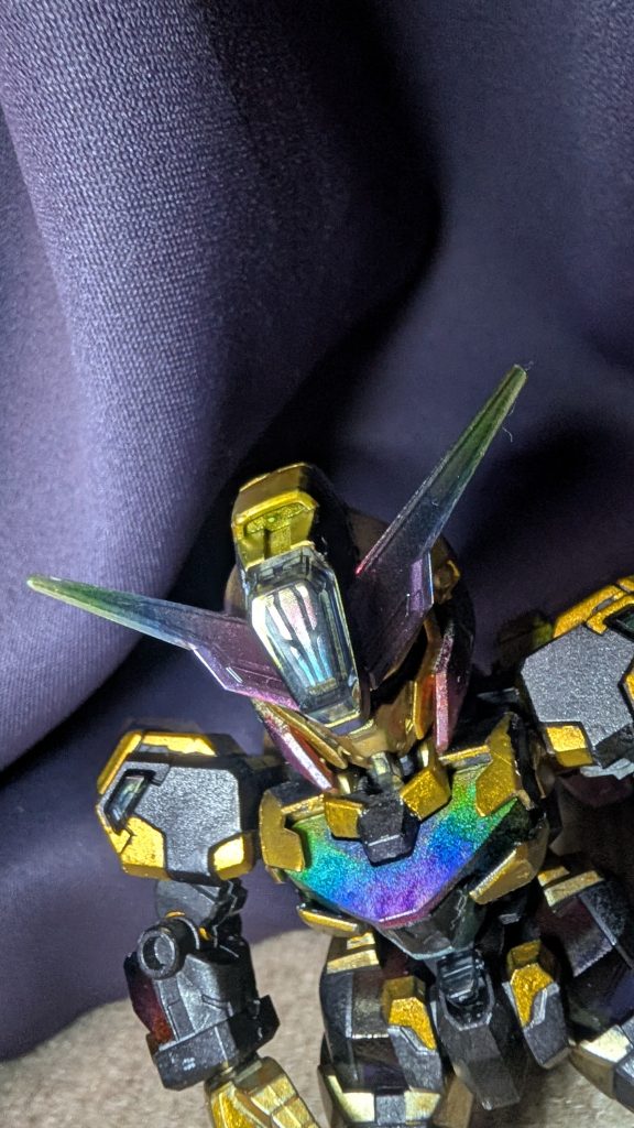 胸部は角度によって色が結構変わります虹色部はマッキー + ホロマーカーで