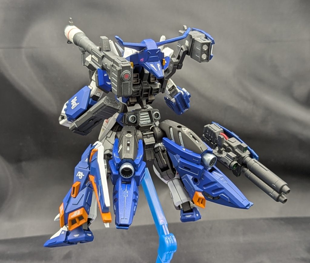 【リアビュー】デュエルガンダムの作例を探していた時、セイラマスオ先生の作例に非常に感銘を受けたのでランドセルのアンテナは真似をしてみました。リアアーマーはAGE-1のバックパックを軸に30msのパーツを使用しています。ギミックとしてジョイントパーツを使うことで一部武装をマウントできるようにしています。モチーフとして騎士ガンダムのケンタウロスモードを意識しました。