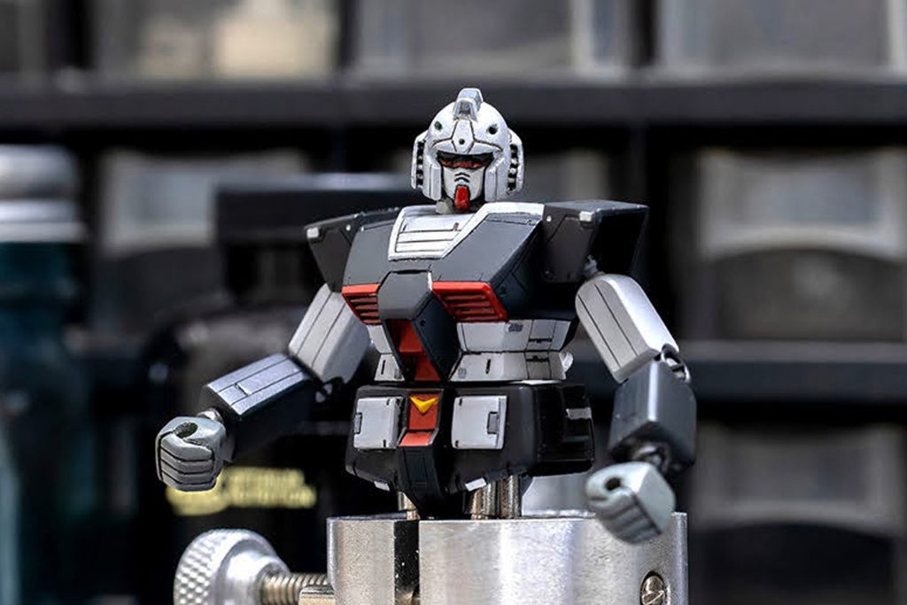 塗装を終えたところで気づいたのが...V字アンテナが無い...