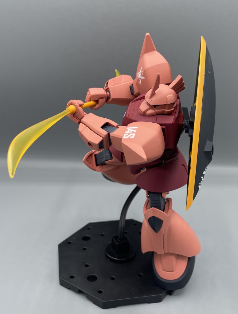 …ッ!? アルテイシアか!? マジでぶった切る1秒前・・・ララァのNT能力のおかげで妹を斬らずに済みました。その後に待ち受けるのは、アムロにもシャアにも痛みを与える、血で血を洗うような悲劇なのですが・・・・・ 新年ですので、暗い話はやめておきましょう!!やっぱりゲルググはカッコいいですねー!!自分はゲルググ大好きです😁💫 ゲルググと言えば、様々なバリエ機や専用機も存在しますが、皆さんはどのゲルググが好きですか??よければコメントで私に教えて下さいね!💡✨ さぁ、2026年も始まりました!みなさん、本年もどうぞよろしくお願いいたします(*^^*)♪♪