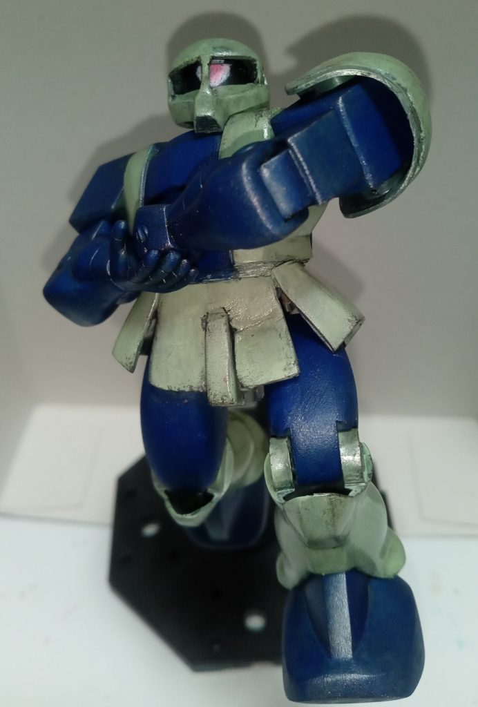 弄った場所は上半身のハの字加工、上半身と下半身のぶった切り、頭部の改修、肩の大型化などなど覚えきれないくらい弄った気がします。