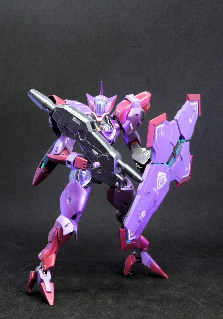 工作面は基本工作、足首の側面や爪の肉抜き埋め、シャープ化程度です。女性キャラだし塗装は彩度を少し上げています。クリアパーツ裏側は月光蝶ホロシルバーです。