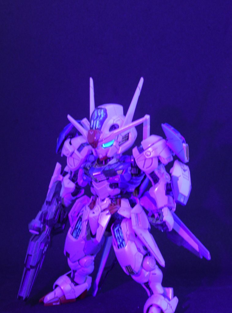 シェルユニット以外に目も蛍光塗料を使用しています。