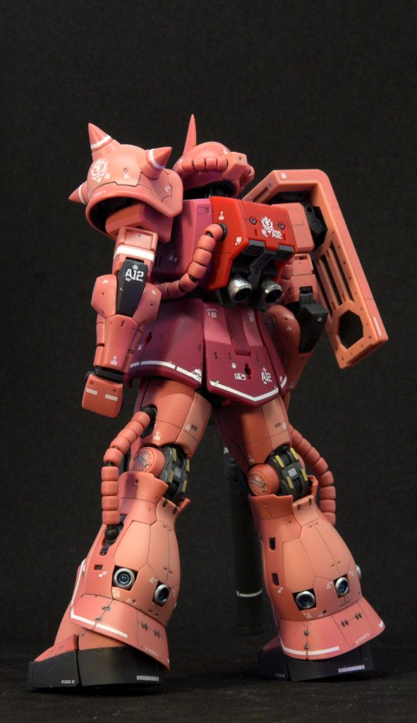 バックショット。部分塗装はバーニアなどのほか、デカールが用意されている箇所でも塗分けできそうなところ(外装の凸部分や膝裏など)は塗装しています。