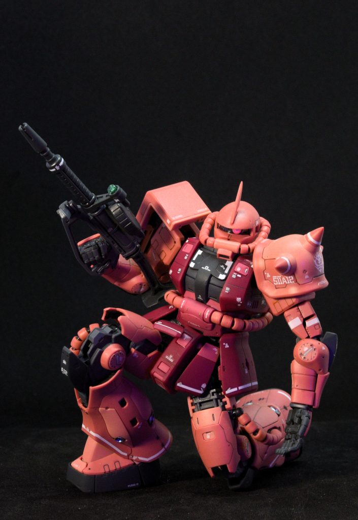 太腿前面パーツや足首回り、ショルダースパイク、頭部庇などの裏側を焼鉄色で塗りました。アクションポーズを取らせても安っぽくならなくなったと思います。