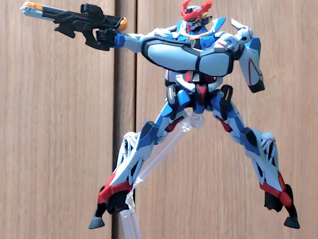 劇中では最初から最後まで一度も発射されることのなかった不遇の武器、ビーム・ライフル。ビームの光は何色なんだろ？ここの黄色いパーツのスジ彫りが一番神経使った。