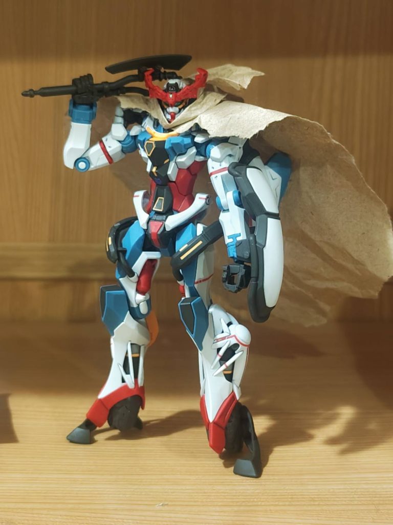 Amazonの箱に入ってた緩衝材の紙を手で適当にちぎり、即席のマントに。それっぽくなるもんですね。