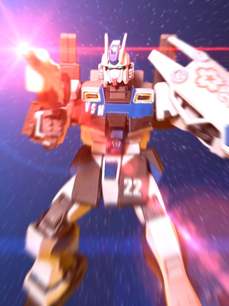 ６号代目　愛機RGM-79SP/VSM ガンダムヴァルキュリア第４部#53で乗り換えた、キョウ・ミヤギ専用ガンダムです！頭部はガンダムぽくなっていますが、別に特殊なものではありません笑バックパックがイントルーダーと同型の大型バーニアを背負っているので、高機動になっているはずです。ビームライフルも、百式のものがジムスナイパーIIの系譜という話を聞き（でも、ジムスナイパーIIって、ビームライフル装備してないような……？）百式のものをジャンクで仕入れて持たせてみました。ただ、旧HGUCのものは取手が太く、削りまくって、結局掌に接着しました。