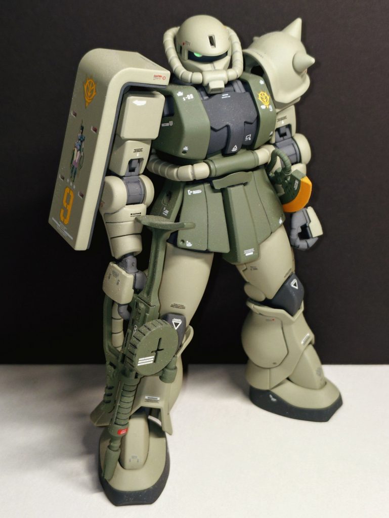 こちらは、元はシャアザクでしたが、丁寧に潰して量産にダウングレードしました。