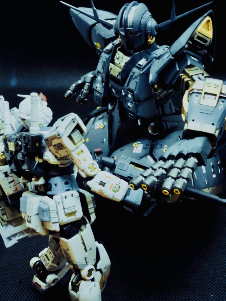 以前作った「白いG-3ガンダム」と。子供の頃にやりたかった事がやれて感無量です。