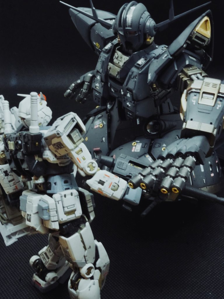 作品名：子供の頃の夢が叶いました<p>2機並べて戦闘シーン撮影 夢が叶いました ガンプラ再開してよかったです あ、RG ver2.0ガンダムさん、大腿部がまた折れました（先日修理したのと逆側） でもいつの間にか部品注文可能ななってました！嬉しい！！！</p>
