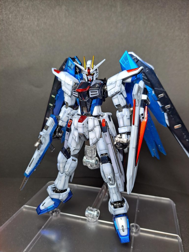 足首で2mm、腰で1mm延長しました。顔はHGCEフリーダムに変更し、精悍なスタイルを目指しました。