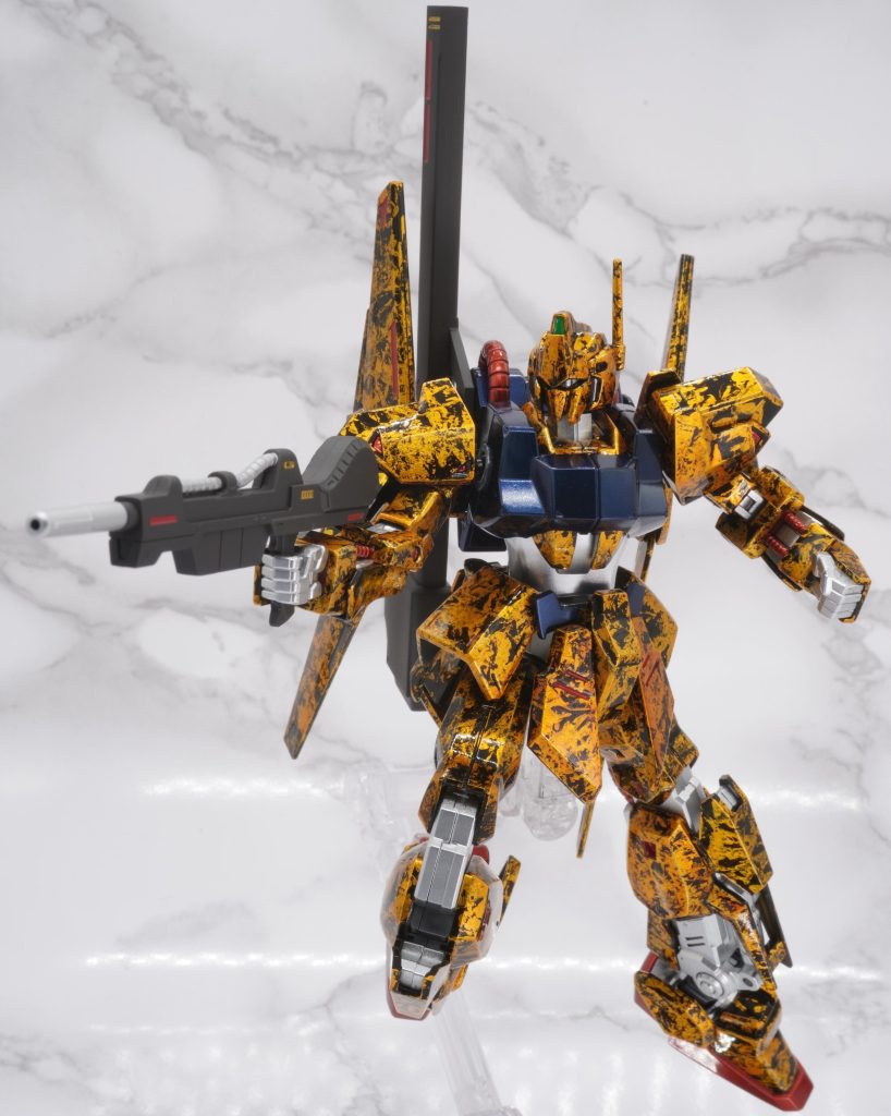 肩関節は旧モデルっぽいのか、あんまり可動域は良くありませんが、脚は良く動きます。