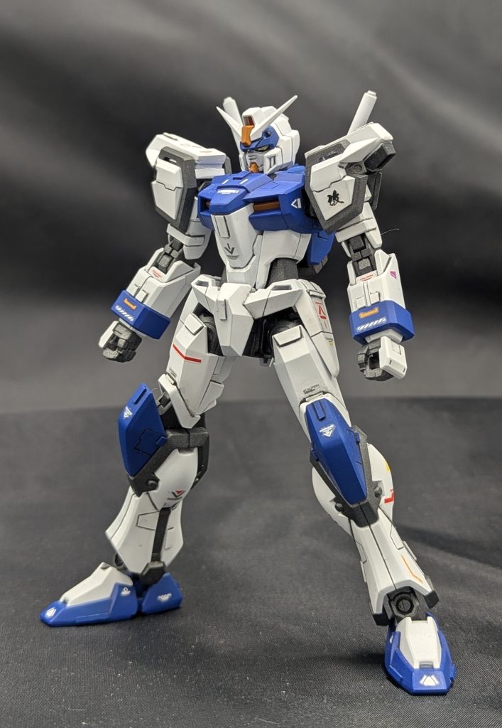 【デュエルガンダムカスタム】SEED FREEDOMで登場したデュエルブリッツは素体のデュエルがそのまま使用されていましたが、実際はアサルトシュラウドに合わせたアップデートを入れるだろうと考え、肩の青いパーツを外し、余りごてごてしない程度にスターバーニングガンダムのパーツを軸にスラスターを追加しています。顔はRX-78に寄せたかったのでへの字スリットを追加しました。