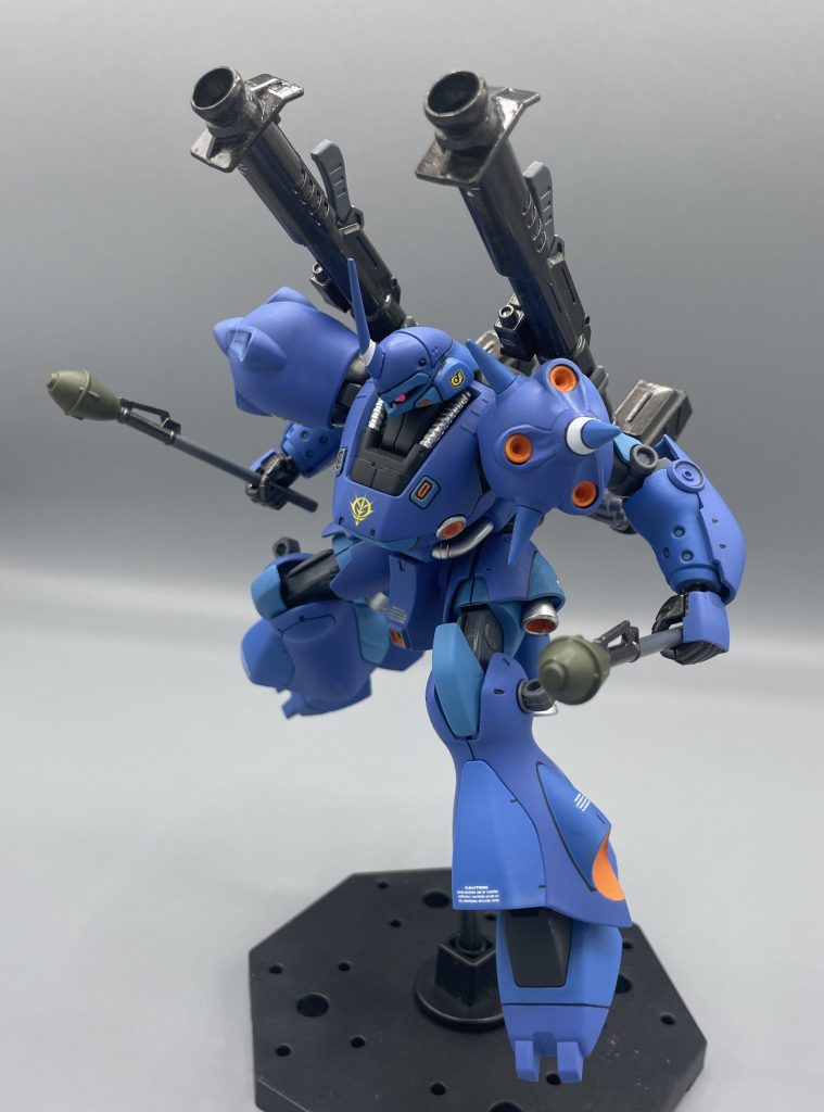 シュツルム・ファウスト 使い捨てのロケットランチャーも、2本装備しています。ロケランと言っても簡易型で、自動追尾機能はありません。しかし、そこはベテランパイロットのミーシャさん。両手持ちの一斉発射で、見事ジムコマンド2機に命中させ、撃破に成功しています。 作例では、シュツルム・ファウストはグレーで塗られているんですが、ミーシャのはカーキ色なんですよね。地味に細かいこだわりです(笑) ジャイアント・バズ