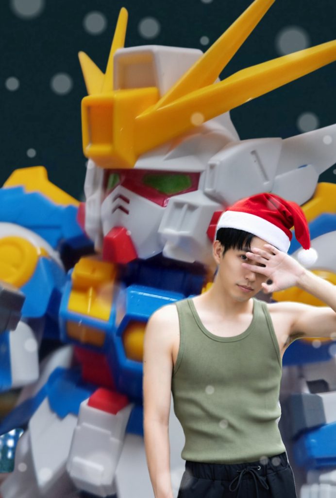 作品名：五飛、教えてくれ<p>俺達はなんでクリスマスなのにサンタさんからプレゼントを貰えないんだ？ と言うわけで気づけばもう今年も終わりに近づきましたね。ヒイロも心なしかクリスマスでウキウキしてるみたいです。</p>
