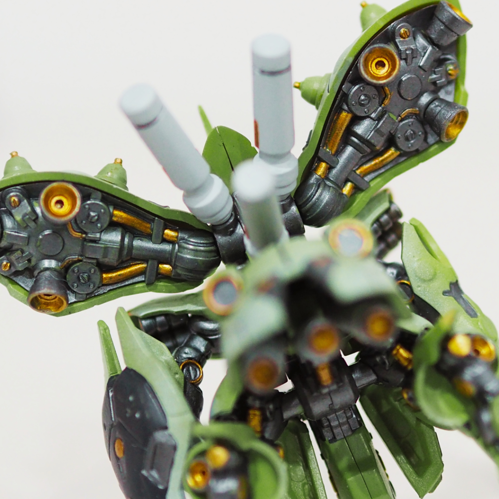 下から見るとバーニアいっぱい。