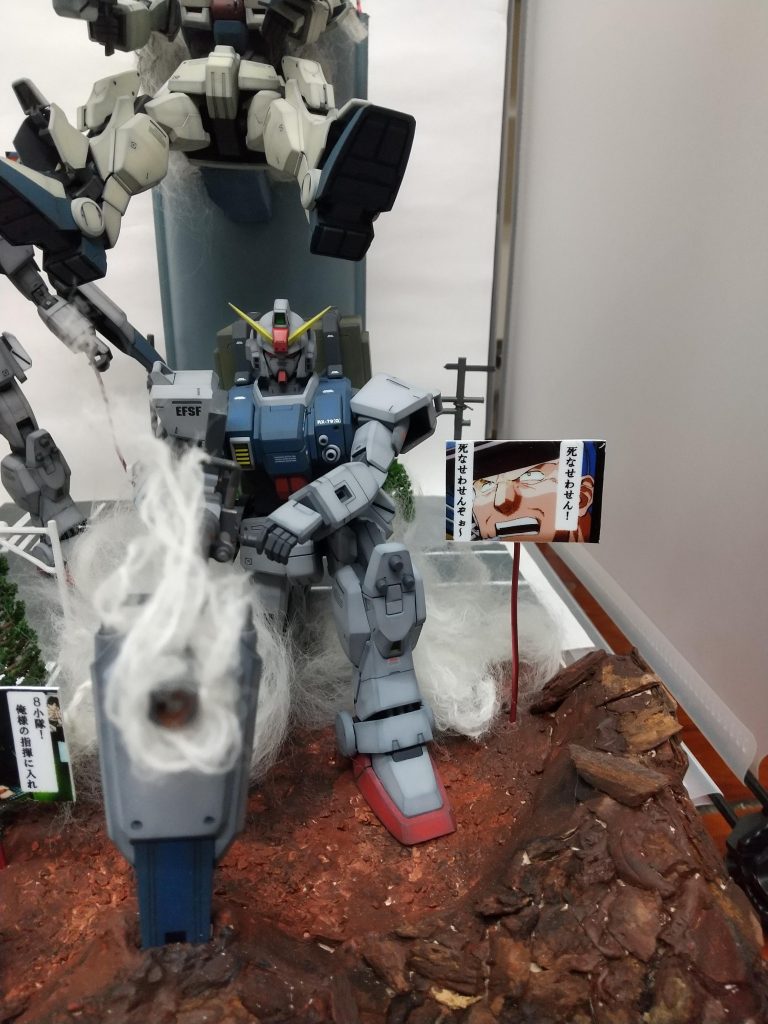 陸戦型ガンダム・サンダースは射撃ポーズです、ウエポンラックは遊びで迷彩塗装しました。