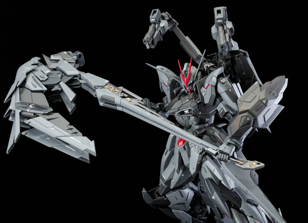 背面の翼を折り畳んで鎌の形状へ、バックパックから伸びているサブアームにはテスタメントのハンドガンを仕込んでいます。