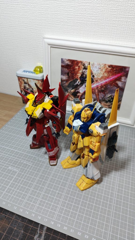 零式風改修中百式と改修中バウ。百式は廃材と余剰パーツとプラ材を複数組み合わせて製作。バウは破損した頭·脚接続部をボールジョイントを変換改修、割れた肩·腕·パーツ修理、折れた腰サイドシールド改修を施しました。