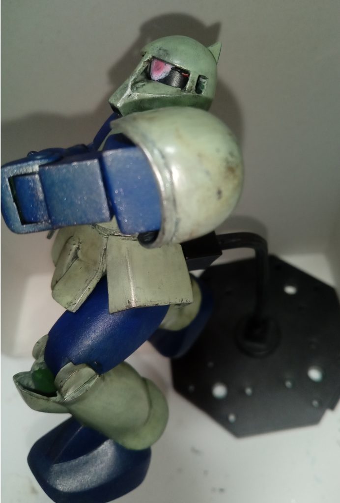 塗装は水性ホビーとアクリル絵の具がメインです。他に若干のウェザリング表現もしています。宇宙空間では錆びないらしいのでダメージ風や塗装ハゲを意識しました。