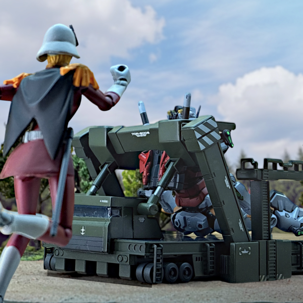 1st版をベースにフレームを被せる形で、GQ版のガンダムトレーラーにしてみました。雑再現ですが、シリンダーの伸縮、フレームの角度、肩の固定具、タラップが可動式で、多少の汎用性があるので、ガンキャノンも運べます。追加パーツを外して、1st版にも戻せますよ😁これでとりあえずガンキャノン戦まで撮影できるようになったので、コクピットシート作成と並行して撮影開始です😃（5枚目）