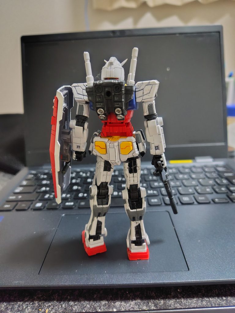 後ろ姿。RX-78-2と違ってバーニアは４つ付いてます。設定では戦わないガンダムですが、キットにはビームライフルとシールドが付いています。シールド裏はガンダムマーカーのグレー。エアブラシシステムを使用しています。