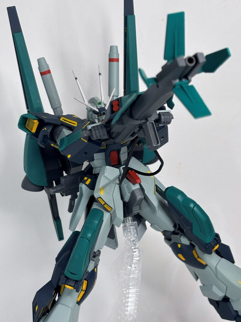 シールドメガランチャー。シルヴァ・バトレではオミットされたメガランチャーを復活。グリップを展開し下腹部コネクターと接続することでドーベン・ウルフのメガランチャーと同等の威力を発揮する。とりあえず思い付きでグリップをつけてみたがイマイチだったのでいろいろ試行錯誤した結果こんな形状に。特に銃身部分。