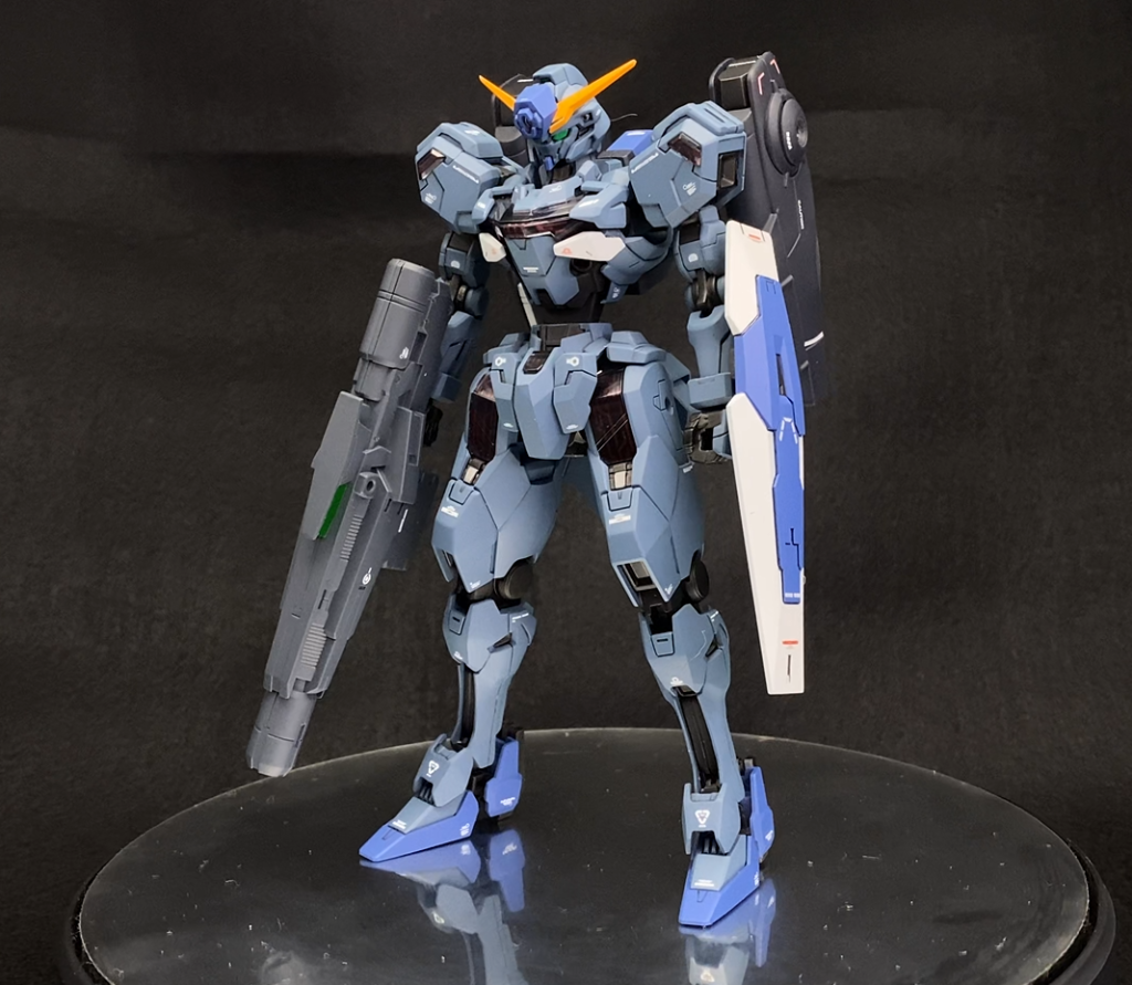 額のハイメガはビルダーズパーツから。そこ以外も各所延長等でスタイル改修してます。武器類はルブリスソーンから、バックパックはミラソウル社製フライトユニットに交換しました。