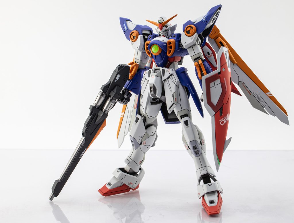 腕部のクロー部分はRGを参考にプラ板で作りなおしました。