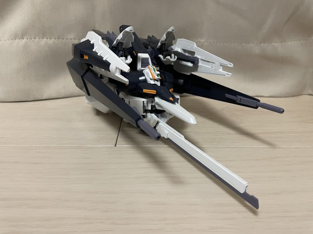 両肩部クローを展開し、全砲門一斉射