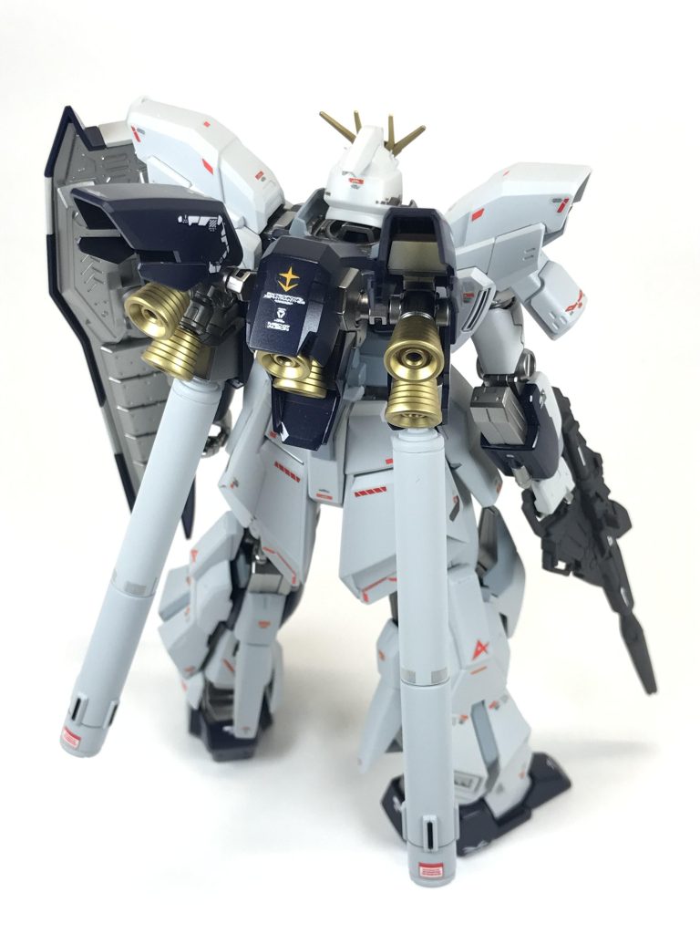 バックショットです。こちらもノーマルのままです。シナンジュとフォルムは同じですが、角張ったデザインなので、いかにも連邦系という感じがしますね。