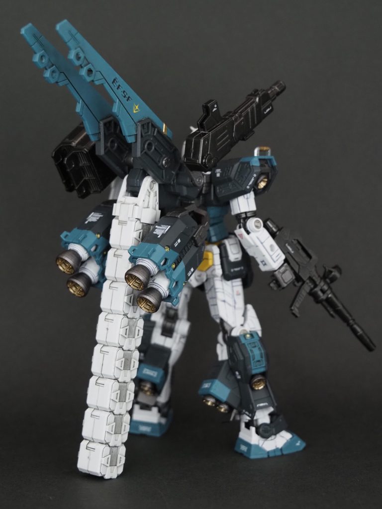 武装配置やテールスタビライザーのシルエットなど全体的なイメージは重装フルアーマーガンダム7号機を参考にしています。&nbsp;