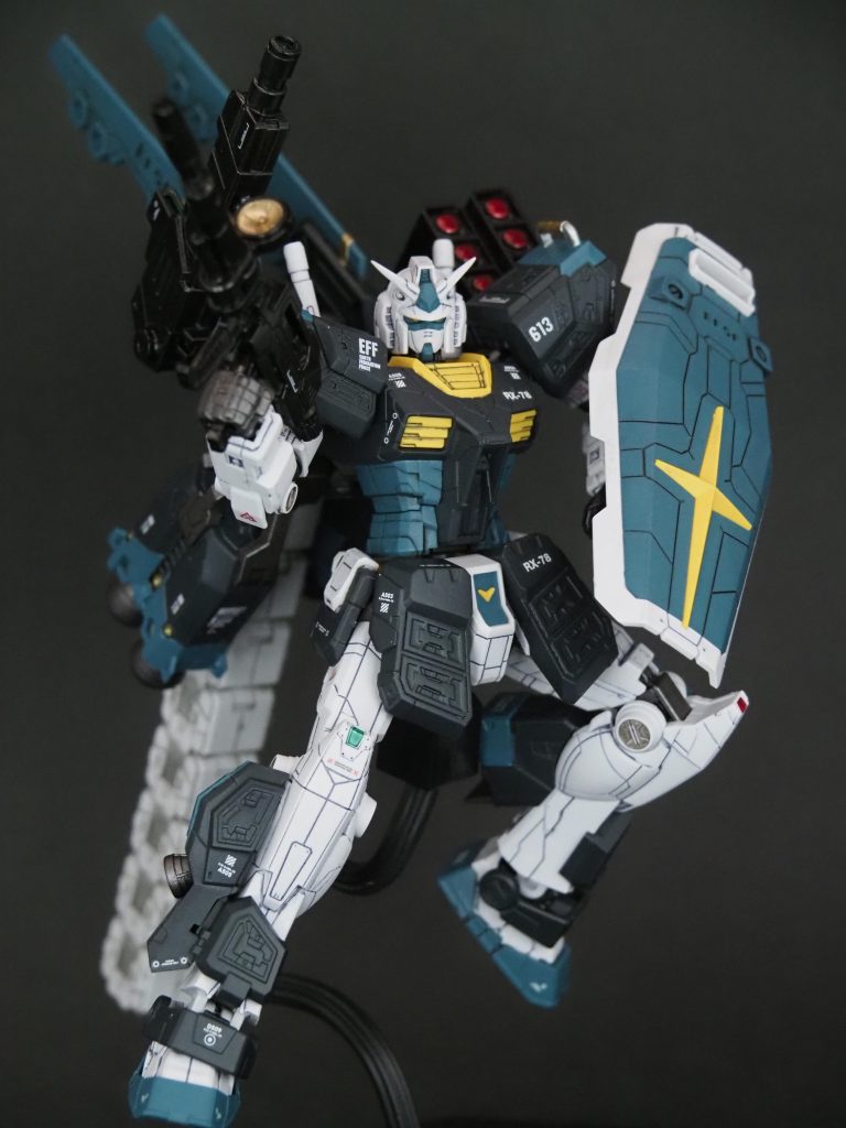 カラーリングは初音ミクver.ガンダムを見て、手持ちに水性ホビーカラーの在庫があった量産型νガンダム風味にしました。