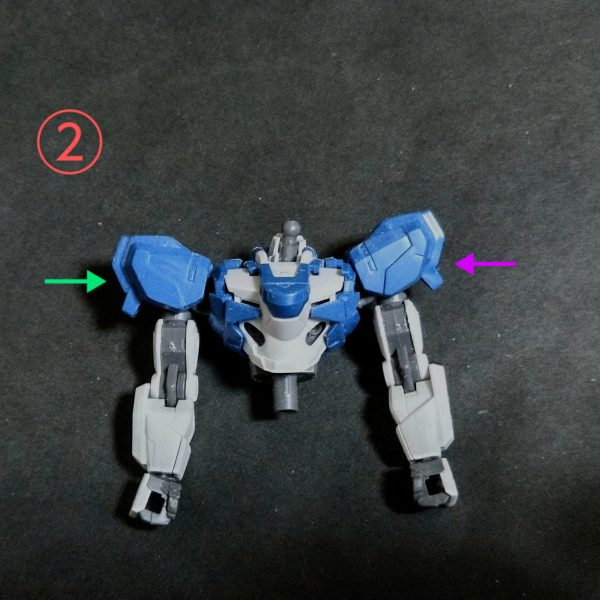 エアリアル製作で時間が無いのですが、少しだけプロポーション調整をします！最近のキットは構造的に切り貼りができないので少々のパーツの加工で乗り切ります🙏①肩の付け根のパーツを少し削って角度を付くように加工。②加工の前後の比較！ここまで位置が変わります。③股関節の可動パーツにプラ板でスペーサーを造り脚の付け根位置を移動。④でここまで位置が変わります。⑤足裏にプラ板を貼ってかさ増しします。時間も無いので改造はこの辺が限界ですね💦（2枚目）