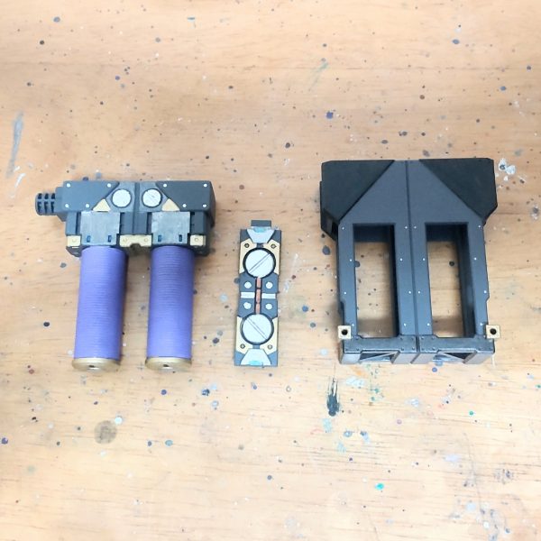 RG Hi-vガンダム専用ハイパー・メガ・バズーカ・ランチャー 後回しにすると作らないない可能性もあるので付属品を先に塗りました😁。コイツはいったい何❓️、エネルギー供給用のケーブルの巻き取り機❓️、ケーブルは、少し遊んでみました😆。（3枚目）