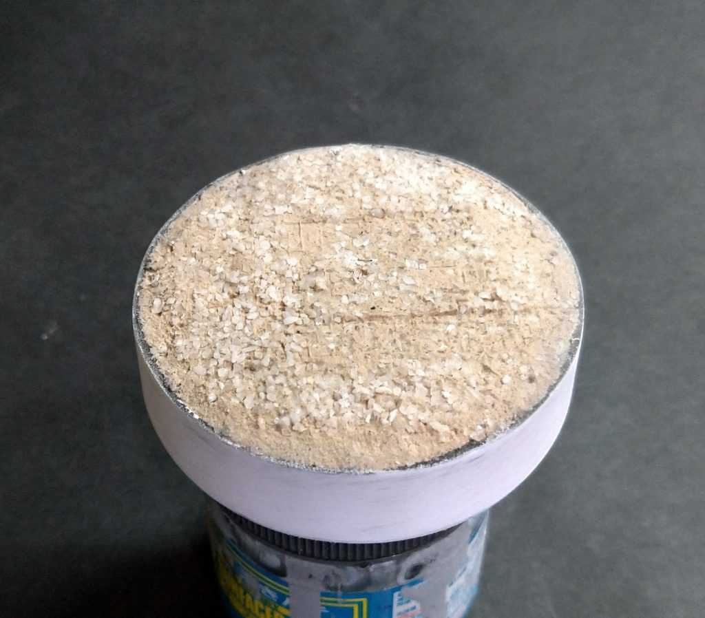 アッガイの時の様にプラ板でフレーム作って、粘土を盛ってシーナリープラスト材で荒野的な感じに😊