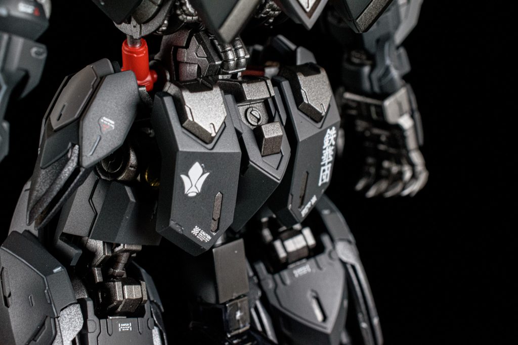 全体的にデカールの配置は以前作ったバルバトスを参考にしています