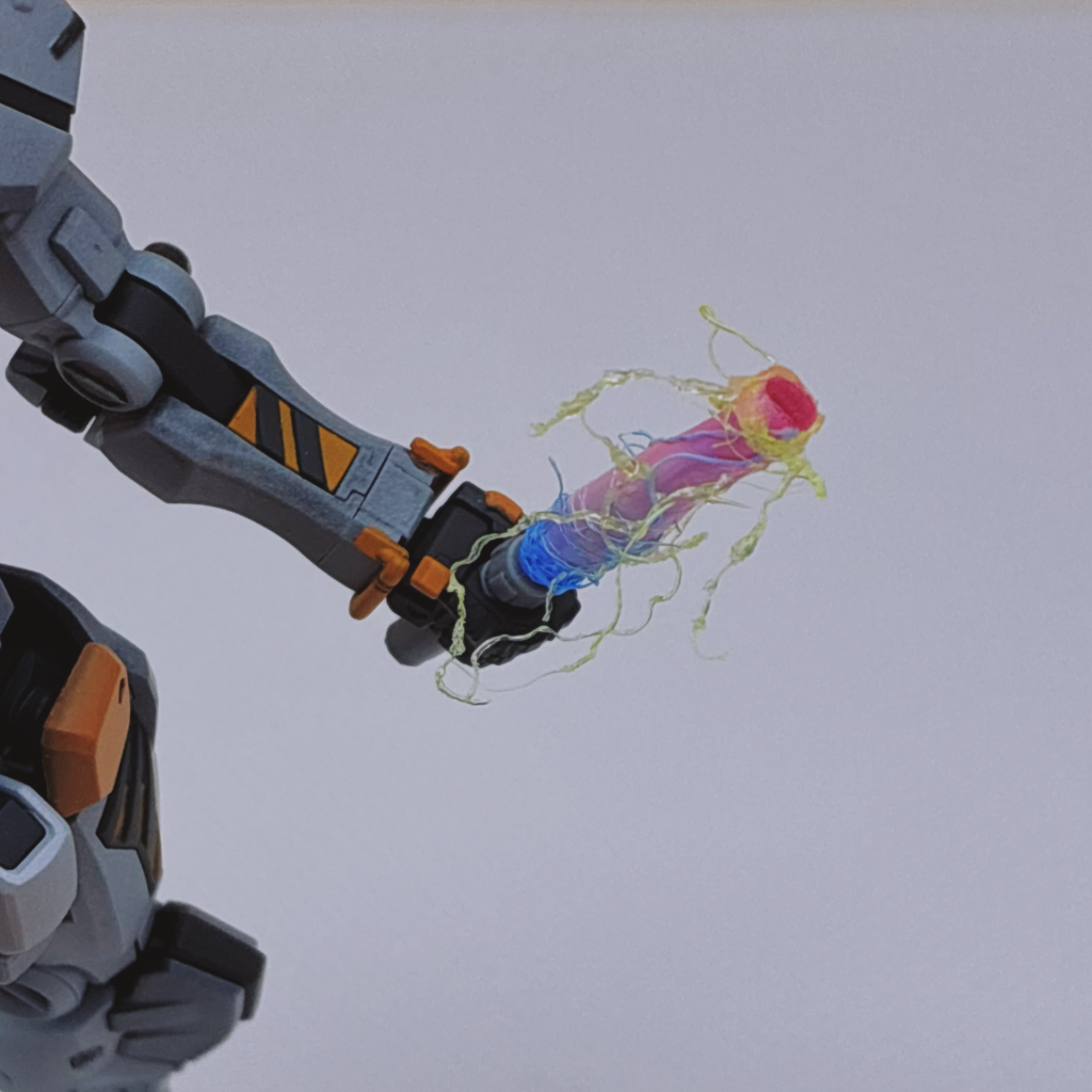 バチバチサーベル製作講座で作成したサーベルを使用している他、コメントでいただいたアイデアにヒントを得て、キャノンのビームやスパークの火花も羊毛フェルトでエフェクトを作成してみました😃おかげさまで良い絵が撮れました。本当にありがとうございます🙇以上、長文にお付き合いいただいた方、ありがとうございます。後半の01戦も作成は完了しているので、絶賛撮影中です😃 今回ガンダムのコクピットも目立っていたと思いますが、そちらは②の方で紹介します😁