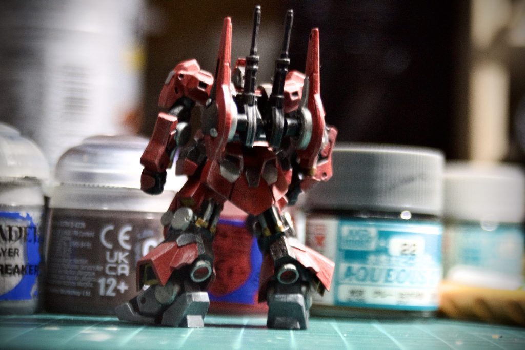 背後から。アーティファクトはどれも立たせづらいんですがこれはかなり安定しています。