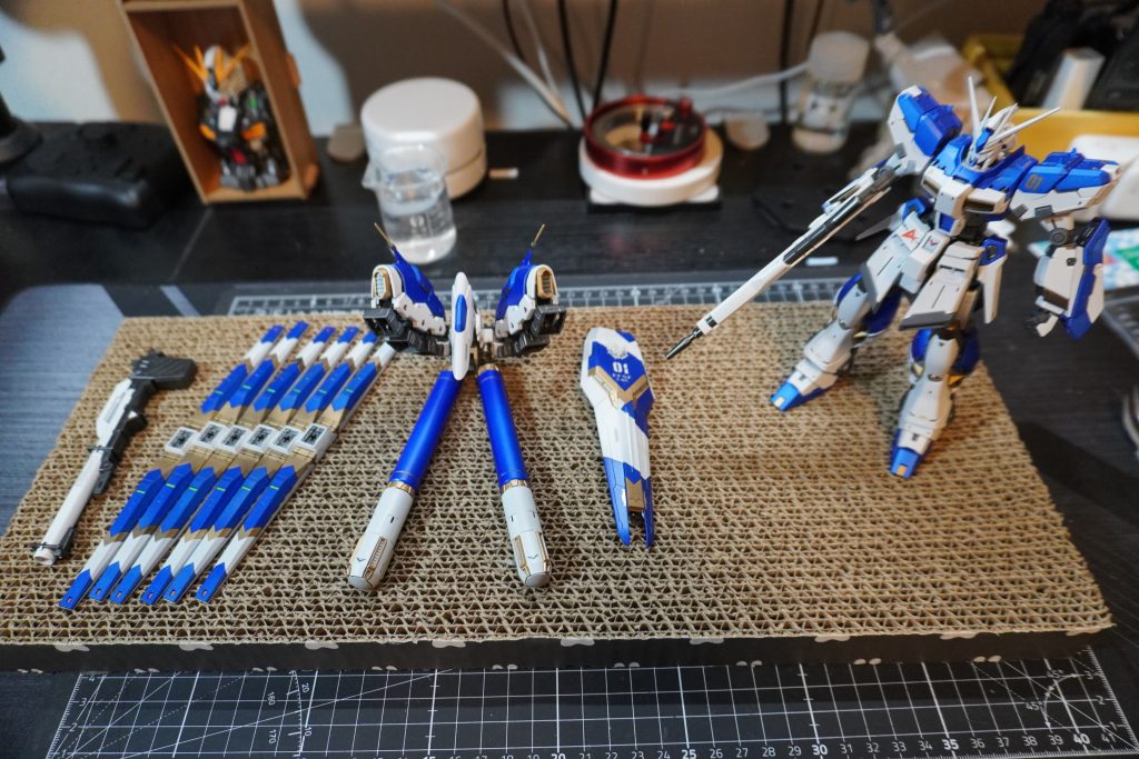 組付け直前の状態。今回はガイアノーツさんのウルトラマリンブルーという色が好きで、この色で何か塗りたい！というのも一気に完成させた要因の一つです。で、この青に合うと思う色を乗せていったらこんな感じになったんですが…毎日眺めているV2アサルトバスターの箱絵に思いっきり影響されていますね。でもやっぱりこの青色はいいです！