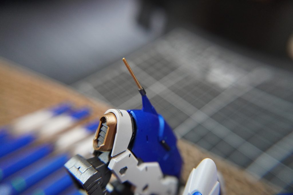 基本的な塗装が終わって部位ごとの組み立てを進めている中でファンネルラックを落としてしまい、先端のアンテナを折ってしまいました。左右とも折れたところまでの長さにそろえてしまおうか…あるいはいっそ、基部から削ってアンテナなんてなかった、としちゃおうか、とも考えましたが、結局接続部を作って真鍮線のアンテナを接着することにしました。多マテリアル感があるキットが好きなのでこれはこれでよかったな、と。