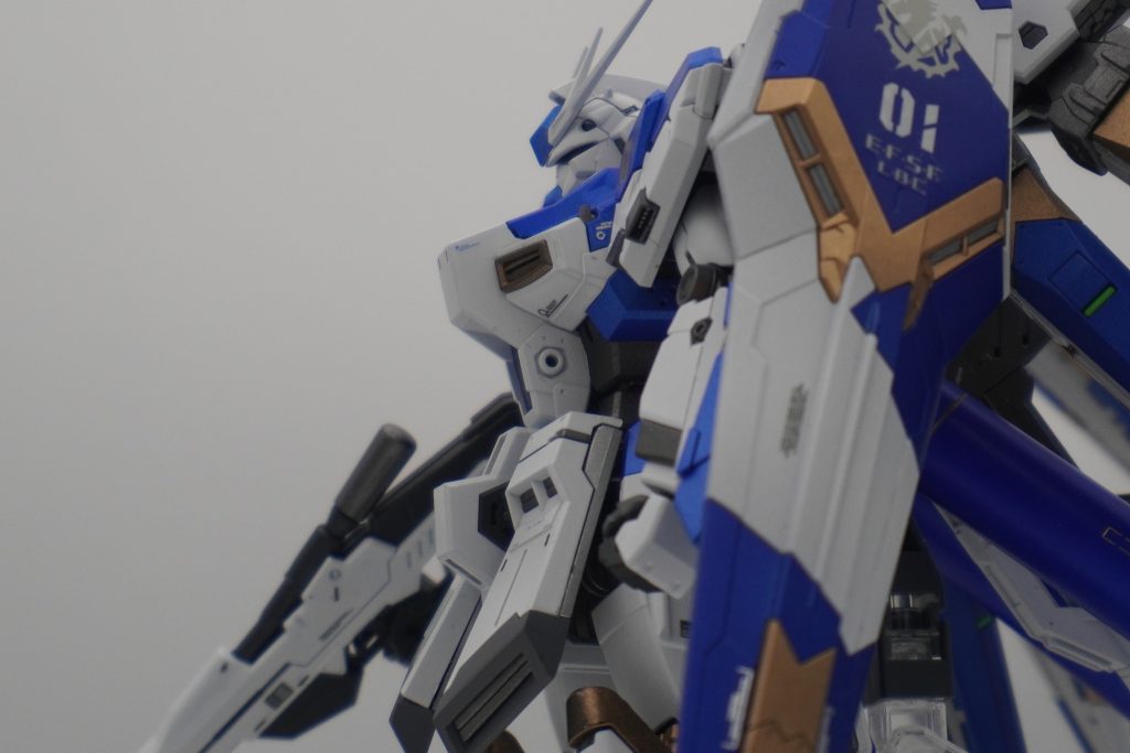 ちょっとアオリ気味に。（背景暗くてすみません）ちなみにシールドに貼ったデカール（ガンダムデカール・逆シャアの汎用デカールから持ってきたはず）ですが、大失敗していて、なんか気泡が入ってしまいました。多分青色の塗膜表面がちょっと梨地になってしまったからだと思います。デカール貼り付け前に一回クリアを吹いておけばもしかしたら回避できたかとも思います。皆さんも表面が梨地になったときはお気をつけください！とはいえやっぱり全体では気に入った色味に仕上がったし、満足です。塗装もパーツ内での塗分けはほとんどなく、パーツ単位にこれはこの色、って塗るだけでかっこよく仕上がるのは気持ちいいですね。久しぶりに全塗装で完成させた気がしますが、やっぱりガンプラ楽しい！＝＝＝最後まで見てくださりありがとうございます。不器用なものでなかなか完成まで時間がかかりますが、よかったら気長に、末永くお付き合いいいただけるとうれしいです！